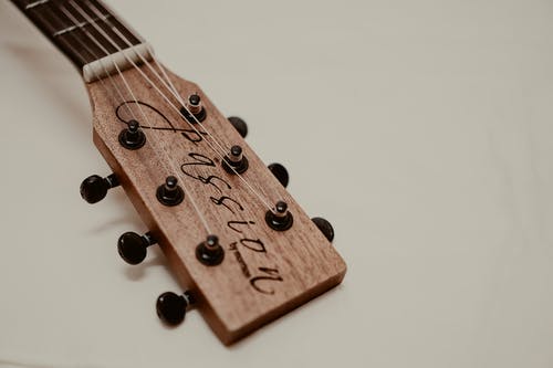伍佰《痛哭的人吉他谱》-G调-17吉他网
